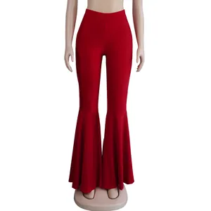 Vista frontal de pantalones de campana rojos de cintura alta con dobladillo con volantes