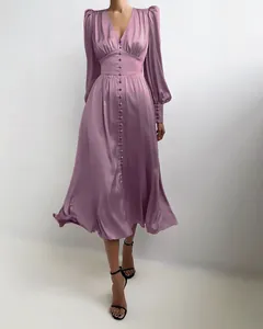 Elegante mauve satijnen midi-jurk met lantaarnmouwen en knoopsluiting aan de voorkant.