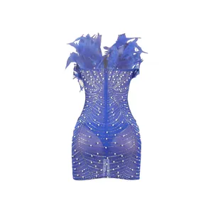Rückansicht eines blauen Bodycon-Kleides mit Federn, Perlen und Strasssteinen verzierten
