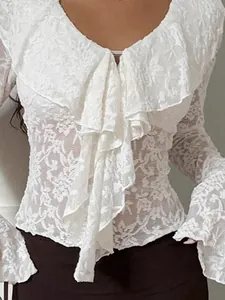 Elegante blusa de encaje blanco con volantes franceses y mangas acampanadas para mujer