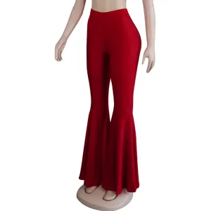 Detalle del dobladillo con volantes de los pantalones rojos ajustados de campana sexy