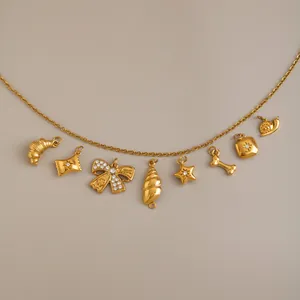 Collezione di ciondoli in acciaio dorato 18K con fiocco, conchiglia e stella.