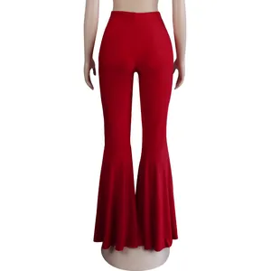 Vista trasera de pantalones acampanados rojos ajustados con detalle de volantes