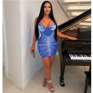 Vestido ajustado azul sexy con patrones de diamantes en un entorno de vida elegante.