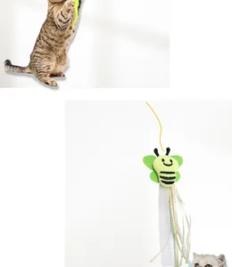 Gros plan d'un jouet pour chat suspendu en forme d'abeille avec des glands colorés