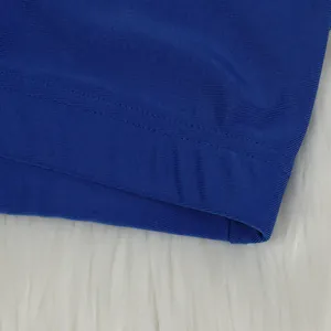 Primer plano de las finas costuras y la textura de la tela azul del pantalón con volante.