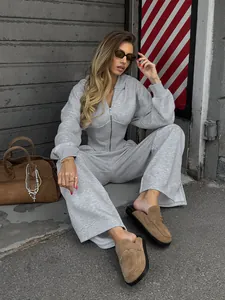 Ensemble de survêtement gris deux pièces avec sweat à capuche cintré et pantalon fendu