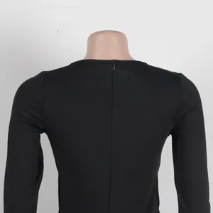 Vista dettagliata della zip posteriore su una tuta nera sexy a maniche lunghe elasticizzata