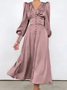 Elegante mauve satijnen Franse lantaarnmouwjurk met V-hals en knoopsluiting voor