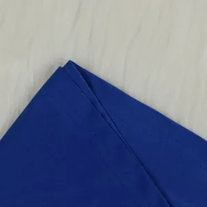 Primer plano de la textura de tela azul y costuras finas del pantalón sexy de club