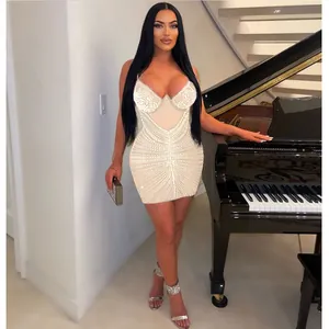 Vista completa de los patrones de pedrería y el diseño ajustado de este elegante vestido de gala.