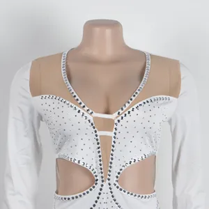 Vista dettagliata di un body sexy bianco con strass argentati e ritagli in rete trasparente