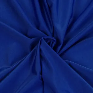 Primer plano de textura de tela elástica azul real para pantalones de fiesta