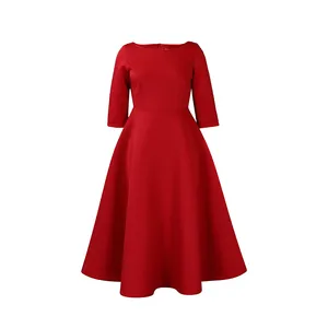 Elegantes rotes Kleid mit U-Boot-Ausschnitt, weit ausgestelltem Rock und 3/4-Ärmeln.