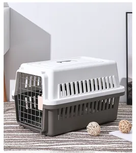 Dettaglio di un trasportino bicolore portatile per animali con porta in rete metallica