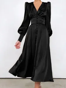 Elegante zwarte satijnen midi-jurk in Franse stijl met lantaarnmouwen en V-hals ontwerp