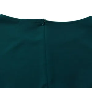 Détail en gros plan de la fermeture éclair invisible sur une robe élégante vert foncé