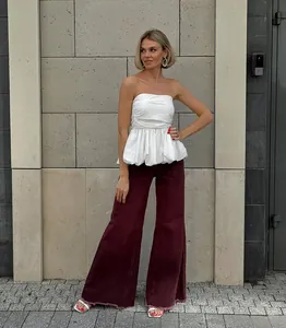 Κομψό λευκό στράπλες peplum τοπ με σούρες στη μέση για μια σικ καλοκαιρινή εμφάνιση.