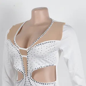 Dettaglio di body bianco sexy con strass, ritagli e inserti in tessuto a rete.