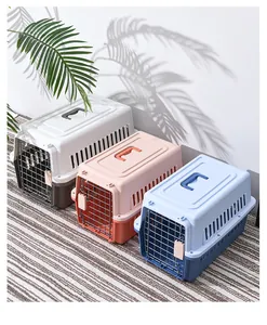 Tre trasportini portatili per animali in rosa, blu e bianco con porte metalliche