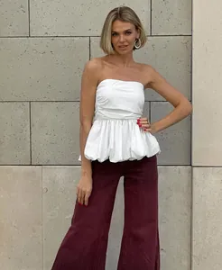 Κομψό γαλλικό λευκό στράπλες τοπ με βολάν στο τελείωμα και πτυχώσεις στη μέση