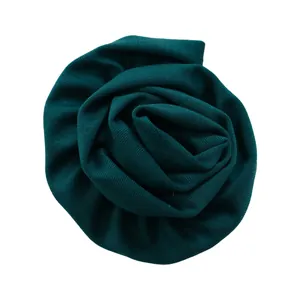 Gros plan sur la texture élégante du tissu tricoté vert foncé d'une robe africaine