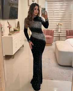 Detalle del elegante patrón de pedrería en un vestido largo ajustado negro y sexy.