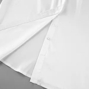 Vista macro de camisa de satén blanco que muestra botones y textura de tela lisa