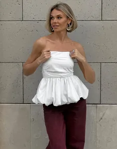 Γαλλικό λευκό στράπλες peplum τοπ με στενή μέση και αμάνικο σχέδιο για κομψή εμφάνιση