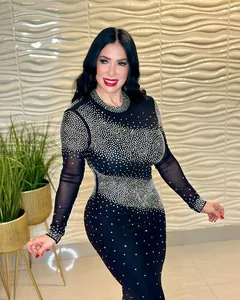 Detalle de brillantes patrones de pedrería en un vestido de fiesta ajustado negro