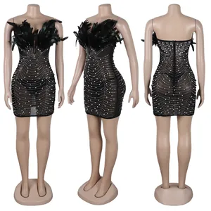 Detaillierte Mehrwinkelansichten eines schwarzen Bodycon-Kleides mit Federn und Perlen.