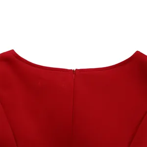 Detailansicht des unsichtbaren Reißverschlusses an einem roten Abendkleid.