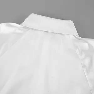 Primer plano del elegante cuello de solapa y las costuras del hombro de una blusa blanca