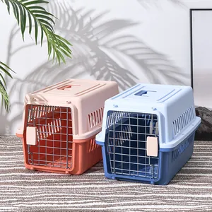 Trasportino portatile per gatti e cani di piccola taglia in colori blu e rosa.