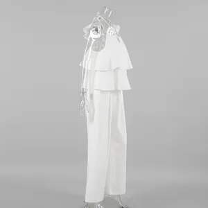 Vue de profil d'un ensemble deux pièces en lin blanc avec haut à volants et pantalon large.