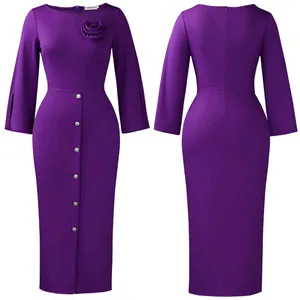 Vue avant et arrière d'une élégante robe violette à col rond avec détail de rose