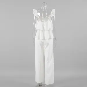 Vue arrière d'un ensemble en coton et lin blanc avec haut à volants et pantalon large