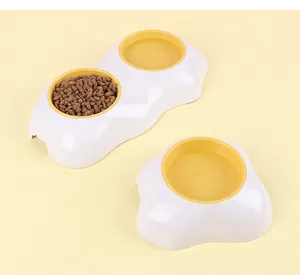 Detailweergave van voerbakken met ei-thema in enkel en dubbel ontwerp met geel accent.
