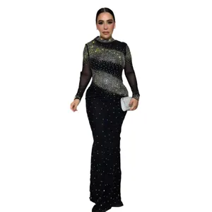 Vista completa del vestido ajustado negro con pedrería y mangas transparentes de malla