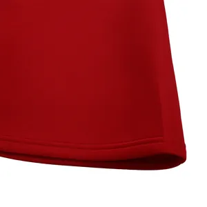 Nahaufnahme der sauber doppelt genähten Saumlinie an einem leuchtend roten Abendkleid