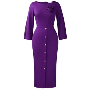 Robe mi-longue violette élégante avec rose d'épaule et détails de boutons.