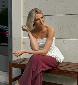 Λεπτομέρεια λευκού στράπλες peplum τοπ σε γαλλικό στυλ με στενή μέση σε ένα μοντέλο.