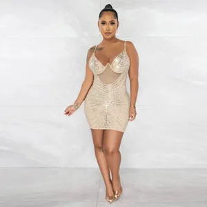 Elegante vestido mini sexy beige con diamantes de imitación brillantes y detalles de malla