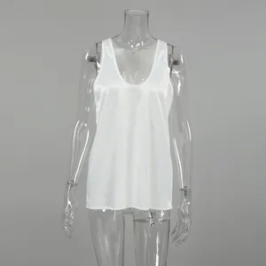 Eleganter weißer Satin-V-Ausschnitt-Tanktop auf einem transparenten Mannequin-Modell.