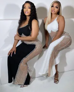 Primo piano dell'elegante abito sexy in rete con perle e strass e dettagli trasparenti