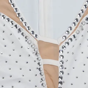 Primo piano dei dettagli in strass scintillanti su un body bianco sexy in tessuto mesh