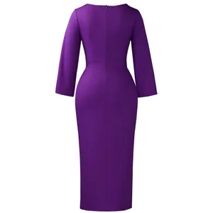 Vue arrière d'une élégante robe moulante midi violette à manches longues et zip au dos