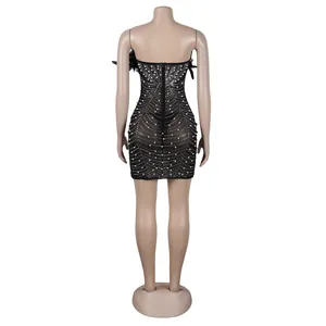 Rückansicht eines schwarzen Bodycon-Kleids mit Federn, Perlen und Strasssteinen.