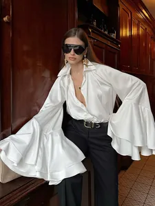 Elegante blusa de satén blanco estilo francés con mangas de campana en capas y solapa