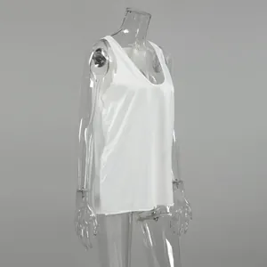 Elegantes weißes Satin-Top mit tiefem V-Ausschnitt und geschmeidiger, lockerer Passform.
